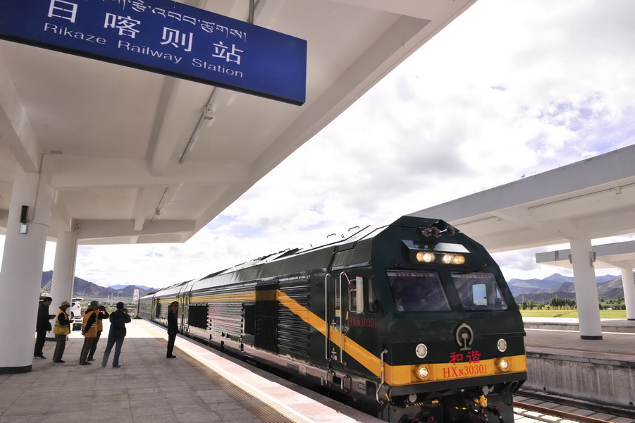 The first Shigatse-bound train enters the final station on the Lhasa–Shigatse Railway (Photo Taken on Aug. 16, 2014).