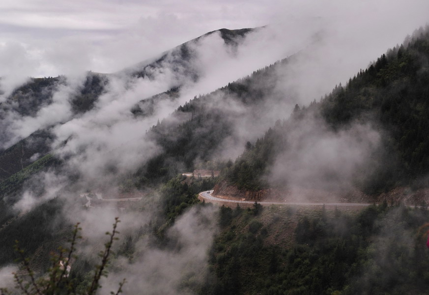 Scene of the Sichuan-Tibet Highway in Chamdo (Photo Taken on Aug. 4, 2015).