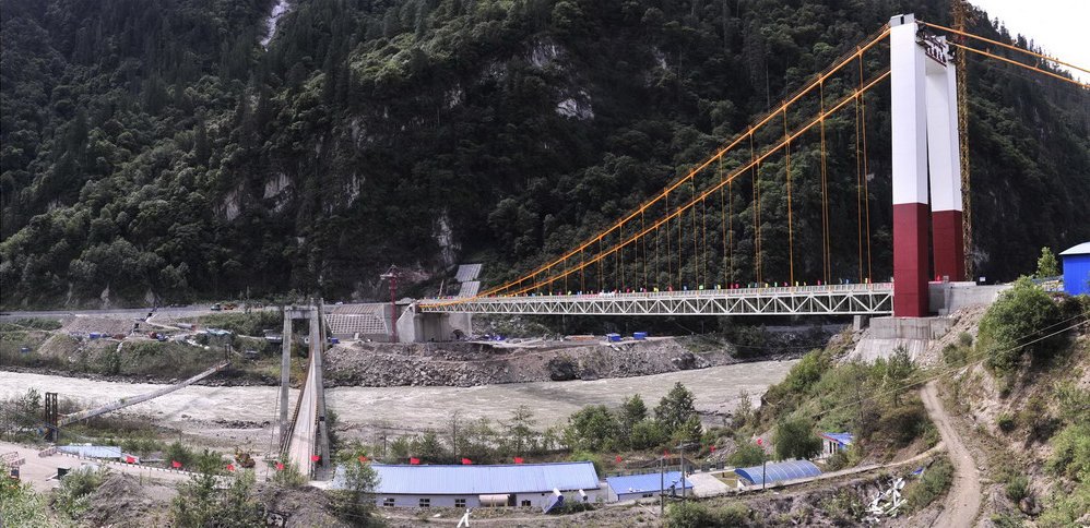 A Merged photo comparing the new Tangmai Bridge and the two small bridges before (Photo Taken on Aug. 5, 2015).