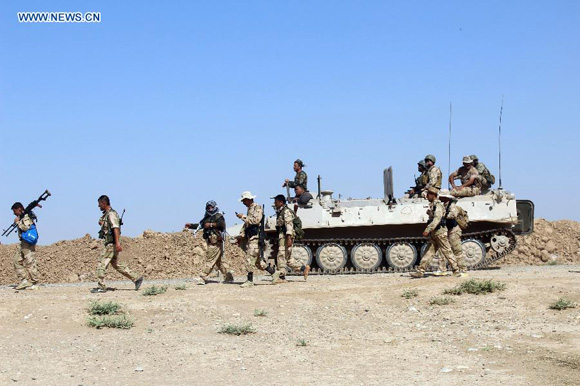 Soldiers are seen in front-line as kurdish security forces, known as Peshmerga, attacked a cluster of 13 IS-held villages in southwest of Daqouq, a town located some 180 km north of Iraqi capital Baghdad, Aug. 26, 2015. [Photo/Xinhua]