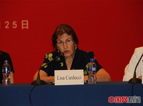 Canadian writer Lisa Carducci speaks at the news conference. [Photo/China.com.cn]