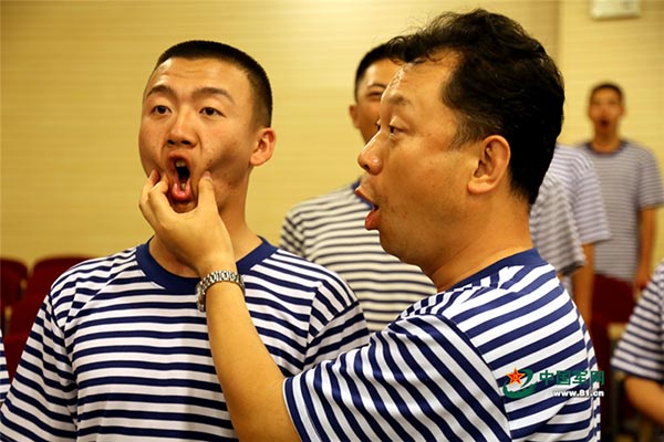 An instructor corrects a member's pronunciation during a lesson. [Photo/www.81.cn]