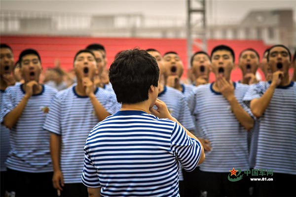 An instructor teaches her students to perform. [Photo/www.81.cn] 