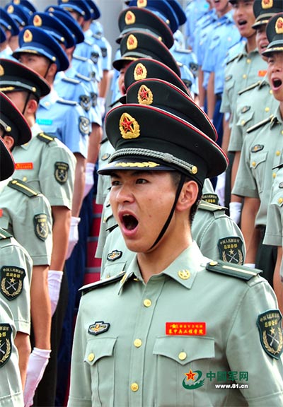 A soldier sings. [Photo/www.81.cn] 