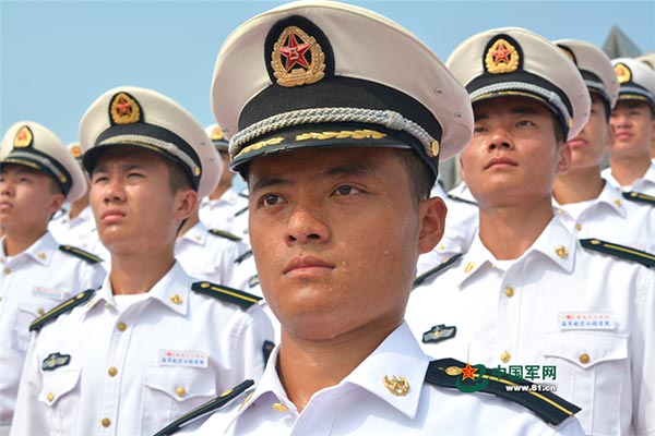 Members of the chorus train under the blazing sun. [Photo/www.81.cn]