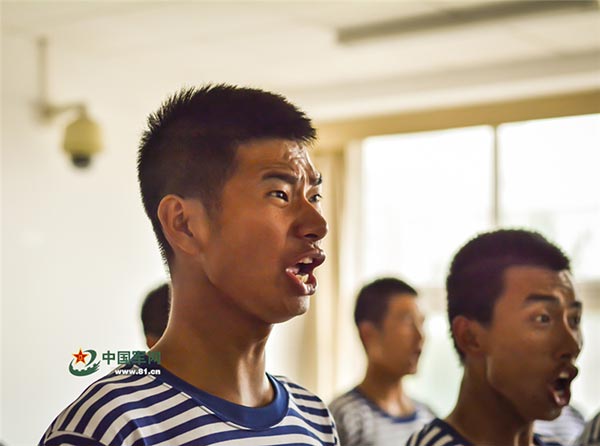 Members of the chorus sing during a lesson. [Photo/www.81.cn]