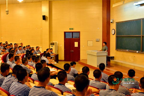 Members of the chorus receive a lecture from an expert. [Photo/www.81.cn]