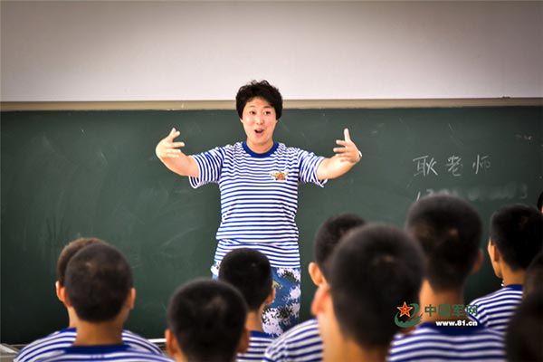 Experts were invited to teach the chorus how to sing. [Photo/www.81.cn]