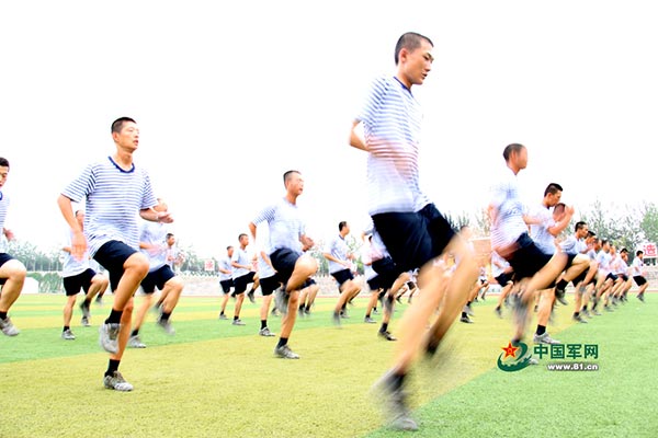 Besides musical training, members of the chorus must undergo physical training to build stamina. [Photo/www.81.cn]