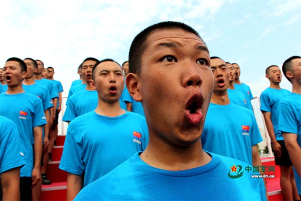 Chorus members sing at a training session. [Photo/www.81.cn]