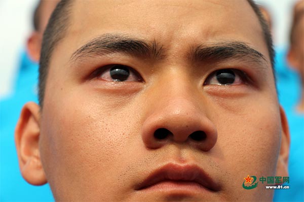 Tears well up in a member's eyes due to the sun. [Photo/www.81.cn]