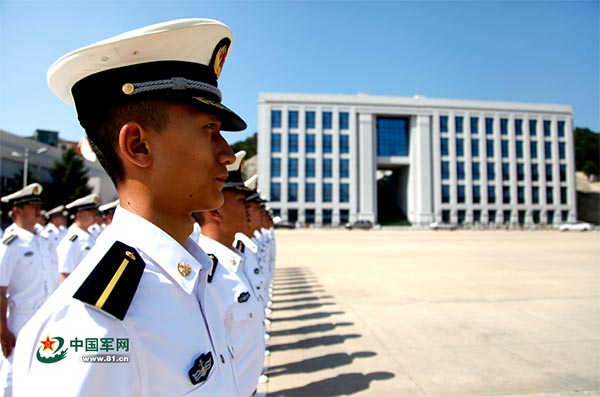 Members of the chorus train their posture. [Photo/www.81.cn]