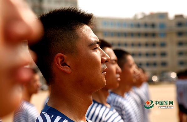 Members of the chorus attend a training session. [Photo/www.81.cn]