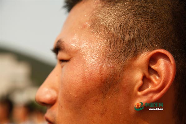 Sweat drips from a soldier's face during a training sesion. [Photo/www.81.cn]