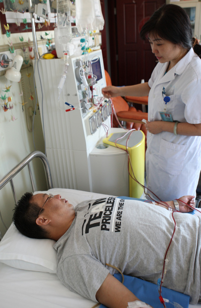 Han Jin, a coal mine worker from Anhui province, donates blood containing stem cells at Navy General Hospital in Beijing on Thursday. [Photo/China Daily]