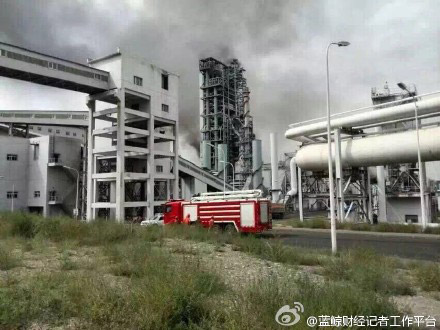 The fire starts at 12:30 p.m. at Bayi Iron and Steel Co. in the northwest Chinese city of Urumqi, the regional capital of Xinjiang on August 27, 2015. [Photo: weibo.com] 