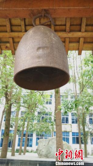 An unexploded bomb in a school's memorial center is attracting hundreds of visitors every day ahead of the 70th anniversary of World War II, as it was used as a school bell from the early 1950s to the late 1990s for a reminder of the national humiliation.