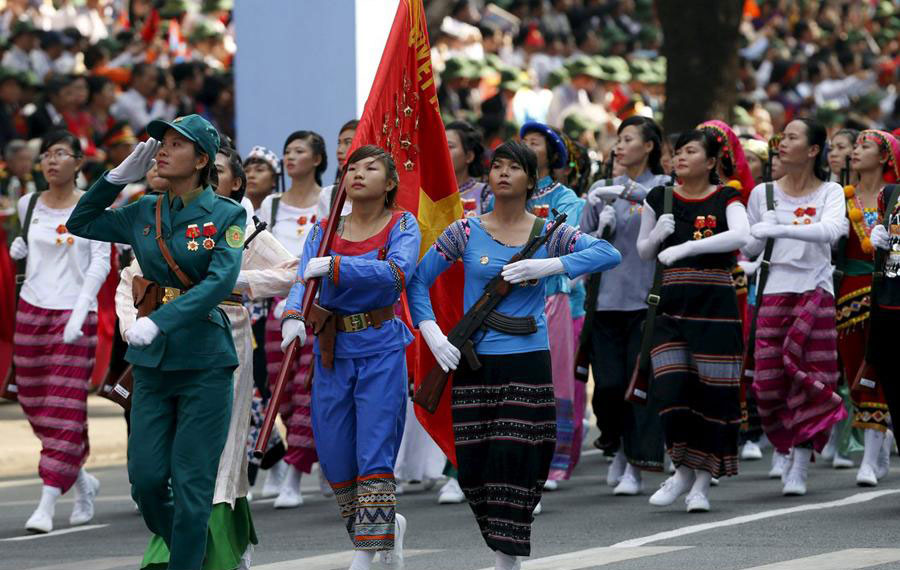 The file photo shows Vietnamese soldiers wearing colorful traditional costumes instead of modern military uniforms during a parade.[Photo: Chinanews] 