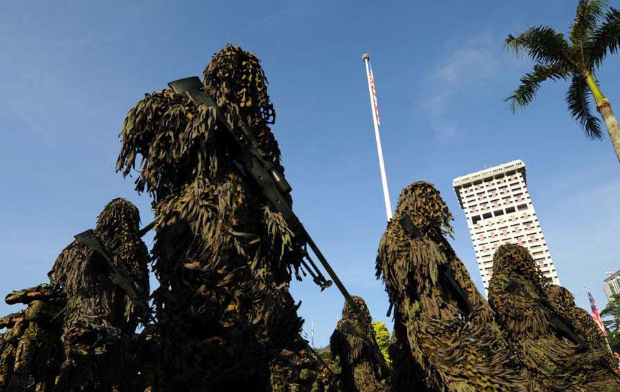  The file photo shows Malaysian soldiers wearing mop-like uniforms in a parade. [Photo: Chinanews]