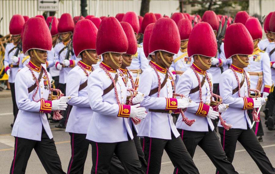 The file photo shows Thai soldiers wearing hats shaped like pitayas during a parade. [Photo: Chinanews] 