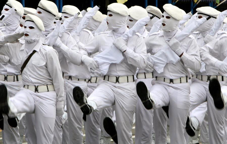 The file photo Iranian soldiers wearing white uniforms with only openings for eyes and mouths.[Photo: Chinanews] 