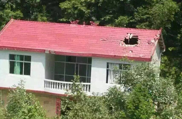 The hole on top of the house's roof. [Photo/qq.com]