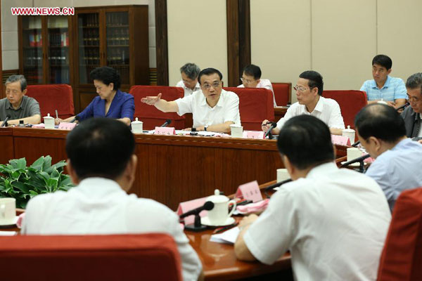 Chinese Premier Li Keqiang (C) presides over a State Council workshop on the impact the international economic and financial situation has on China&apos;s economy in Beijing, capital of China, Aug. 28, 2015. Chinese Vice Premier Zhang Gaoli also attended the workshop Friday. [Photo/Xinhua]