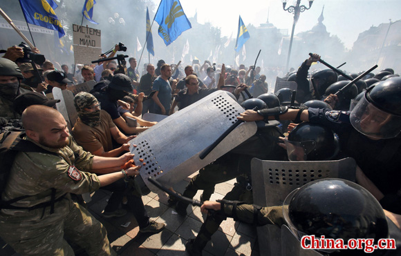 At least one person was killed and more than 100 were injured on Monday as clashes erupted near Ukrainian parliament building in central Kiev between police and protesters. [Photo/China.org.cn]