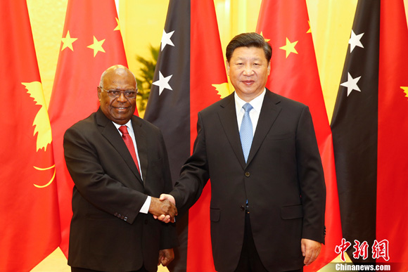Chinese President Xi Jinping meets with Papua New Guinea (PNG) Governor-General Michael Ogio on Tuesday, September 1, 2015. [Photo/Chinanews.com]