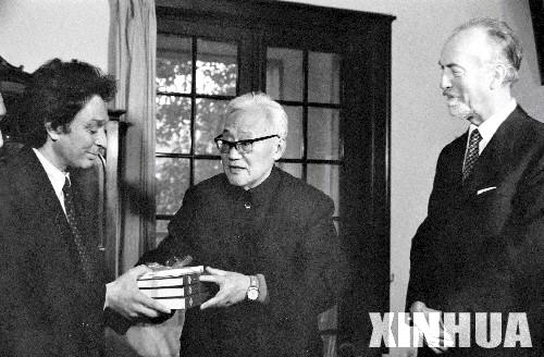 Ba Jin was awarded the Dante International Prize on April 2, 1982. [Xinhua]