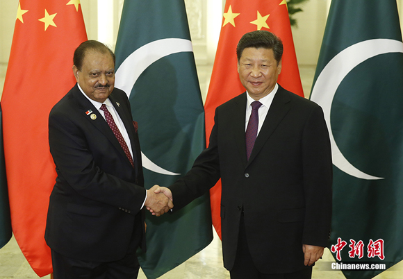 Chinese President Xi Jinping and his Pakistani counterpart Mamnoon Hussain meet on Wednesday, Sept. 2, 2015. [Photo/Chinanews.com]