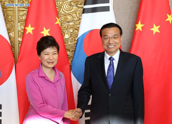 Chinese Premier Li Keqiang (R) meets with President of the Republic of Korea (ROK) Park Geun-hye in Beijing, capital of China, Sept. 2, 2015. [Photo/Xinhua]
