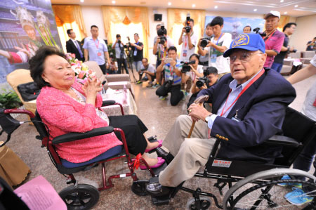 Anna Chan Chennault (L), the widow of “Flying Tigers” air squadron's leader U.S. Gen. Clair Lee Chennault, together with a Flying Tigers veteran attends the fifth China Zhijiang International Peace and Culture Festival in Zhijiang Dong Autonomous County in central China’s Hunan Province, September 5, 2015. [Photo: changsha.cn]