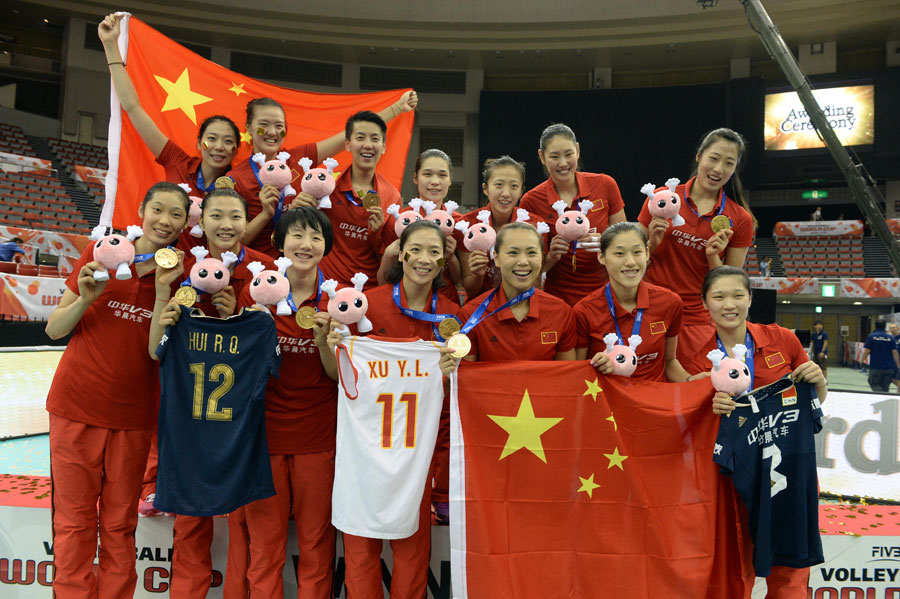 Team of China pose after winning the 2015 Women's Volleyball World Cup in Nagoya, Japan, Sept. 6, 2015. China beat Japan in the final by 3-1 and claimed the title of the event. [Xinhua]