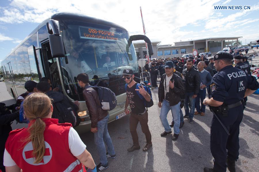 Illegal migrants get on a bus at the Austrian-Hungarian border crossing in Hegyeshalom, Hungary, on Sept. 6, 2015. Germany is bracing for an unprecedented influx of up to 800,000 asylum seekers this year as Europe deals with its biggest migrant crisis since the Second World War. [Xinhua]