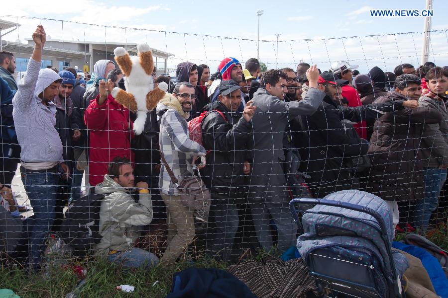 Illegal migrants traveling to Germany queue at the Austrian-Hungarian border crossing in Hegyeshalom, Hungary, on Sept. 6, 2015. Germany is bracing for an unprecedented influx of up to 800,000 asylum seekers this year as Europe deals with its biggest migrant crisis since the Second World War. [Xinhua]