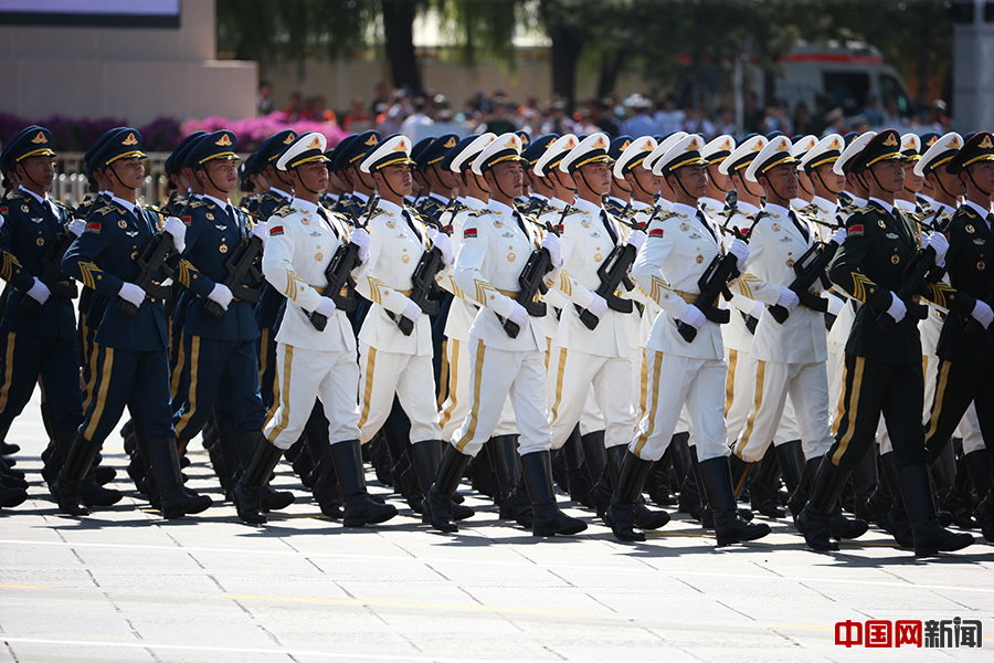 9月3日，中国人民抗日战争暨世界反法西斯战争胜利70周年纪念大会将在北京隆重举行。图为三军仪仗队。中国网 郑亮 摄