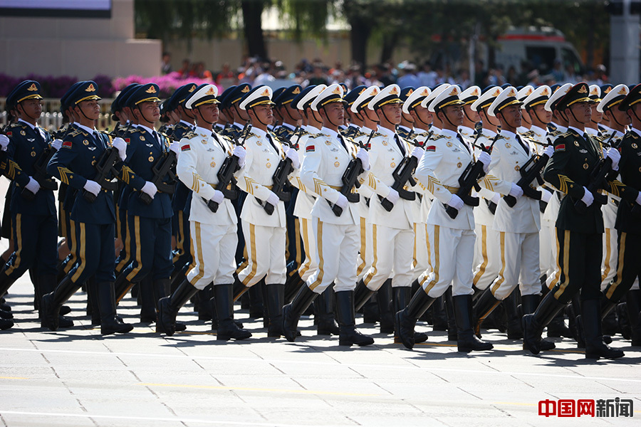 9月3日，中国人民抗日战争暨世界反法西斯战争胜利70周年纪念大会将在北京隆重举行。图为三军仪仗队。中国网 郑亮 摄