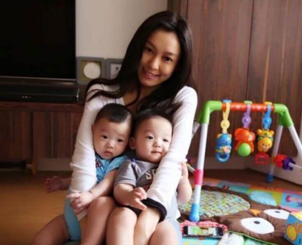  Taiwan singer Christine Fan poses with her baby twins. [Photo/21cn.com]