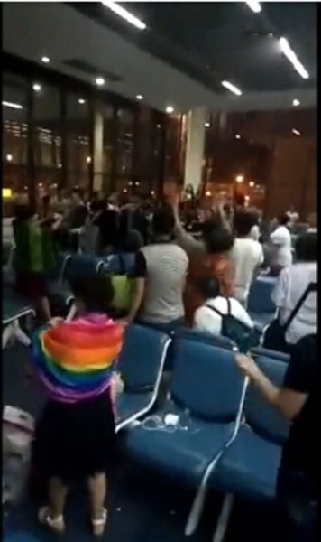 Screenshot shows a group of Chinese travelers staging a protest at the Don Mueang Airport in Bangkok, Thailand on September 4, 2015. [Photo: weibo.com] 