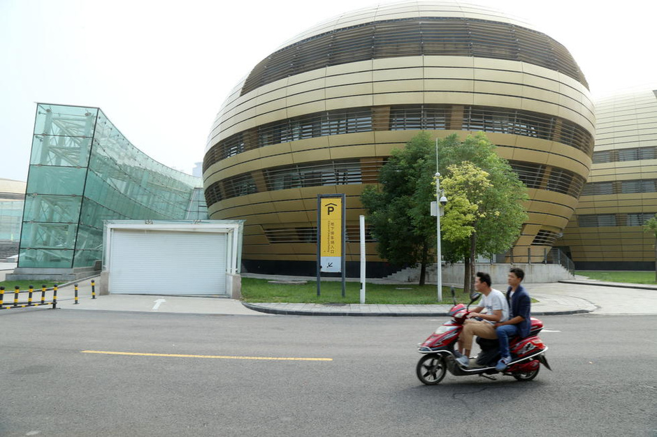 The photo taken on September 6, 2015 shows the building complex of Henan Art Center in Zhengzhou, capital city of Central China's Henan province. Built at a cost of one billion yuan ($ 157.6 million) and covering 77,000 sq m of floor space, it is the largest cultural facility in Henan province. The building has been voted as one of the 'top 10 ugliest buildings' in China by media.[Photo/Sohu]