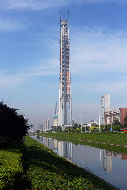 9月8日，位于天津滨海高新技术产业开发区的的天津117大厦正式封顶，结构高度达596.5米，成为世界结构第二高楼、中国结构第一高楼，仅次于结构高度601米的迪拜哈利法塔。据介绍，大厦于2008年开工建设，总建筑面积约84.7万平方米。本次主塔楼核心筒结构封顶后，大厦将进入主体全面装修阶段，预计2016年底逐步投入使用。 [新华社]