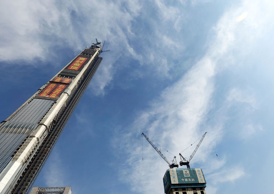 9月8日，位于天津滨海高新技术产业开发区的的天津117大厦正式封顶，结构高度达596.5米，成为世界结构第二高楼、中国结构第一高楼，仅次于结构高度601米的迪拜哈利法塔。据介绍，大厦于2008年开工建设，总建筑面积约84.7万平方米。本次主塔楼核心筒结构封顶后，大厦将进入主体全面装修阶段，预计2016年底逐步投入使用。 [新华社]