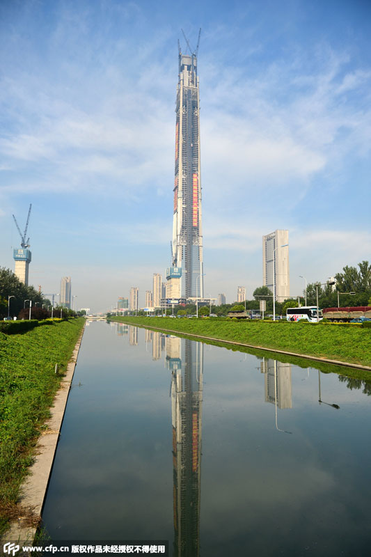 9月8日，位于天津滨海高新技术产业开发区的的天津117大厦正式封顶，结构高度达596.5米，成为世界结构第二高楼、中国结构第一高楼，仅次于结构高度601米的迪拜哈利法塔。据介绍，大厦于2008年开工建设，总建筑面积约84.7万平方米。本次主塔楼核心筒结构封顶后，大厦将进入主体全面装修阶段，预计2016年底逐步投入使用。 [CFP]