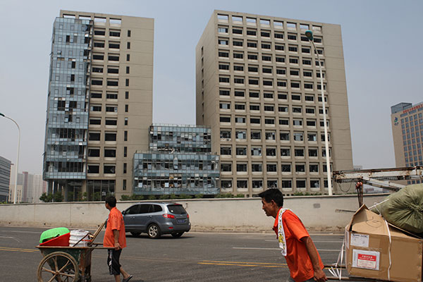 The windows of buildings two kilometers from the Tianjin blast site were severely damaged, raising questions about the use of safety glass. [Photo/China Daily] 