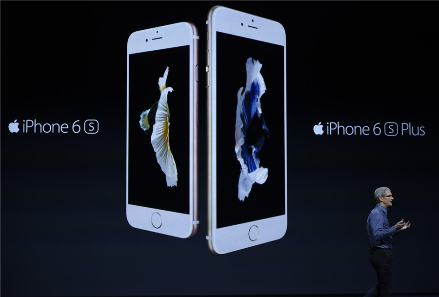 图为苹果公司首席执行官蒂姆·库克在新品发布会上介绍iphone 6s和