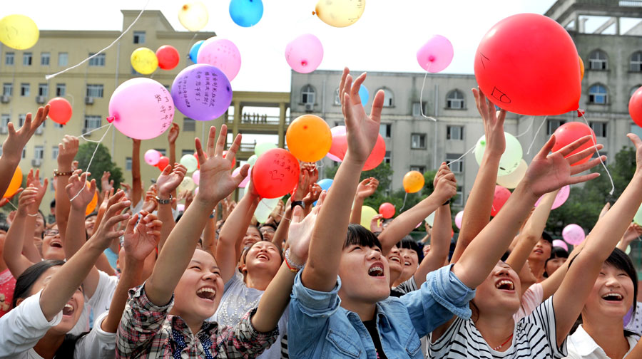 Students release balloons with wishes and blessings for teachers written on into the sky at the No. 1 Middle School of Shucheng City, east China's Anhui Province, Sept. 9, 2015. China's Teacher's Day falls on Sept. 10 every year. [Xinhua]