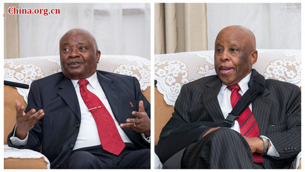 Former Mozambican President Armando Guebuza and former Botswanan President Festus Mogae take questions from Chinese media on Wednesday in Beijing. [Photo by Chen Boyuan]