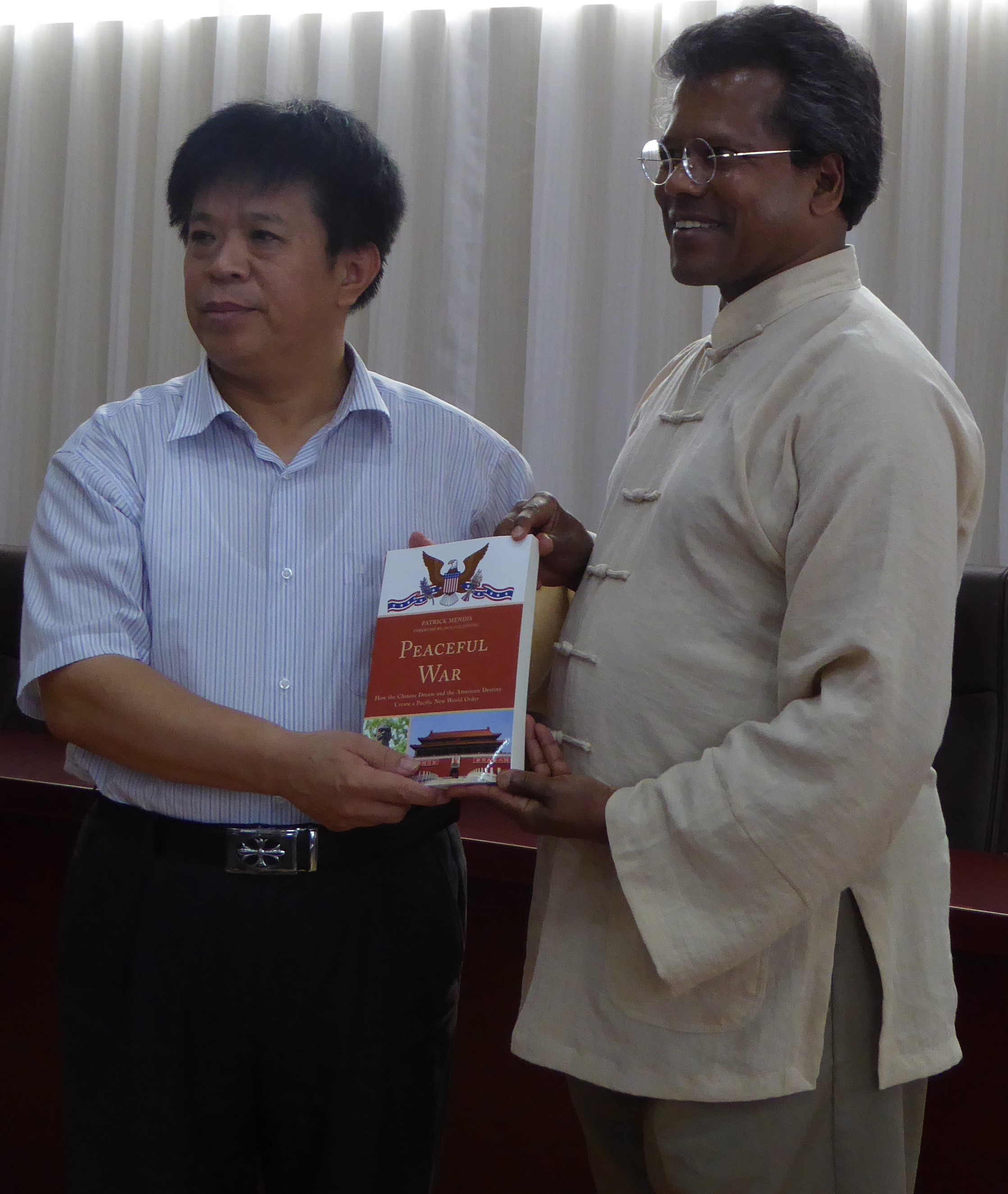 Professor Mendis presenting a copy of his book, Peaceful War, to Prof. Yang Chaoming, Director of the Confucius Research Institute in Qufu.