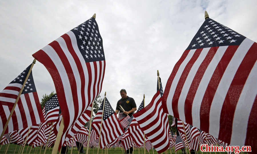 3,000 flags are placed in memory of the lives lost in the September 11, 2001 attacks, at a park in Winnetka, Illinois, September 10, 2015. On Friday people will mark the 14th anniversary of the 9/11 attacks. [Photo/China.org.cn] 